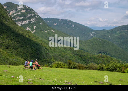 Wandern auf einem Berg in der Nähe von pineda Gudar in den katalanischen Pyrenäen, Spanien Stockfoto