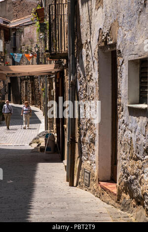 Engen Gassen, Carrer d Esglesia in Castellfollit de la Roca mittelalterliche Stadt in Katalonien, Spanien Stockfoto