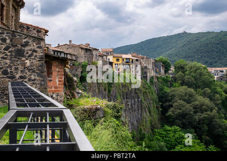 Ein Blick zurück vom Mirador, Placa de L Ajuntament, Aussichtspunkt, entlang bthe Clifftop und Stadt Castellfollit de La Roca in Katalonien, Spanien Stockfoto