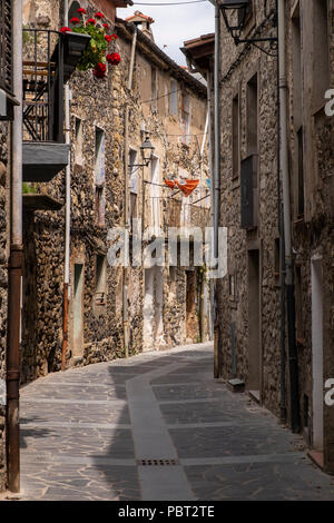 Engen Gassen, Carrer d Esglesia in Castellfollit de la Roca mittelalterliche Stadt in Katalonien, Spanien Stockfoto