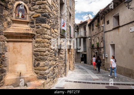 Engen Gassen, Carrer d Esglesia in Castellfollit de la Roca mittelalterliche Stadt in Katalonien, Spanien Stockfoto