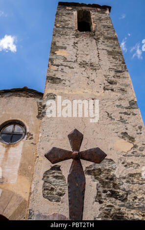 Verrostete schmiedeeiserne Kreuz außerhalb der Kirche von Mollo in der katalanischen Dorf in den Pyrenäen, Spanien Stockfoto