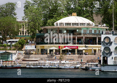 Ein McDonald's Fast Food Restaurant steht auf dem Nil Riverside in Assuan, Ägypten. Stockfoto