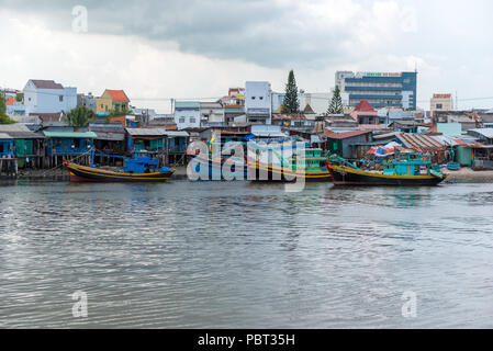 Wasser vor der Ca Ty Fluss in Phan Tiet in Vietnam mit Fischerbooten und Häuser Stockfoto