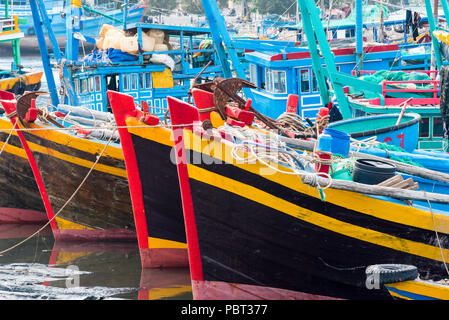 Fischerboote auf Ca Ty Fluss in Phan Tiet, Vietnam Stockfoto