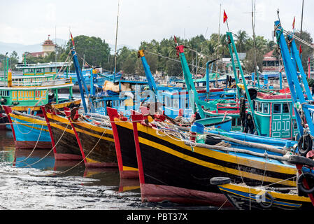 Fischerboote auf Ca Ty Fluss in Phan Tiet, Vietnam Stockfoto