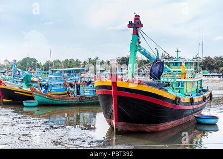 Fischerboote auf Ca Ty Fluss in Phan Tiet, Vietnam Stockfoto