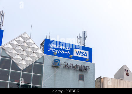 Suruga Visa debit card Werbung auf Gebäude; Atami, Präfektur Shizuoka, Japan Stockfoto