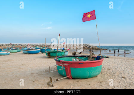 Kleine Fischerboote am Mui Ne Strand im Südosten von Vietnam. Personen, die Zeit am Strand Stockfoto