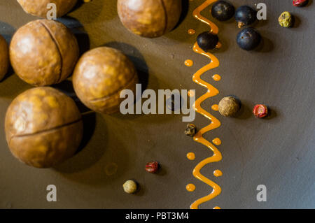 Macadamia, australische Mutter in einer Keramikplatte Stockfoto