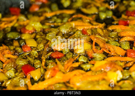 Kochen Sie einen Braten für Suppe aus Zwiebeln, Karotten, Paprika, Tomaten, Kräuter und Gewürze in Sonnenblumenöl in einer Pfanne Stockfoto