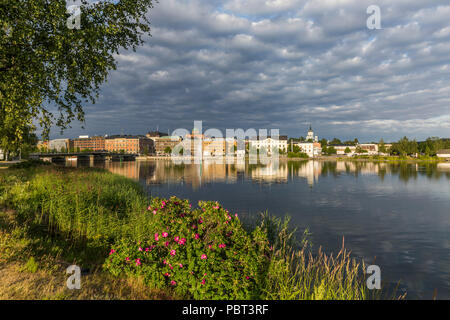 Schöne Aussicht auf die Stadt von Harnosand in den Strahlen der Abendsonne Stockfoto