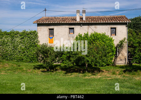 Bauernhaus auf Carratera de La Moixina, Olot, mit katalanischen Unabhängigkeit Flagge hängen von einem Fenster im Obergeschoss, Katalonien, Spanien Stockfoto