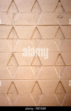 Tan Beton oder Zement Wand mit Rautenmuster farbige Stockfoto