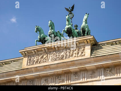 Statue von Wagen und vier Pferden (Quadriga) auf dem Brandenburger Tor, Berlin, Deutschland Stockfoto