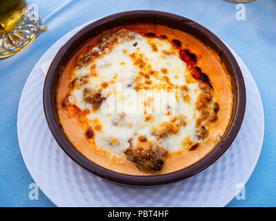 Lasagne Bolognese serviert in einer Schüssel auf einem spanischen Restaurant Stockfoto