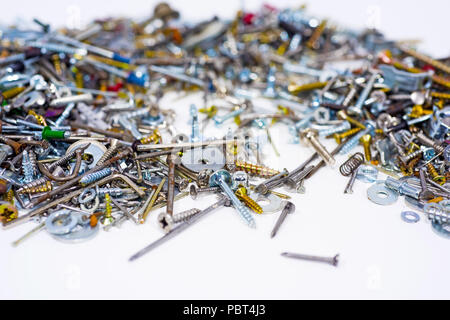 Viele Rädchen, Schrauben, Bolzen und Stimmungen auf einem weißen Hintergrund. Abstrakte Foto. Stockfoto