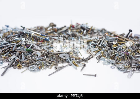 Viele Rädchen, Schrauben, Bolzen und Stimmungen auf einem weißen Hintergrund. Abstrakte Foto. Stockfoto