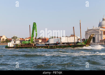 Boscolo Bielo barge Transport LKW und Kran auf den Canale della Giudecca, Venedig, Venetien, Italien bei Sonnenuntergang vorbei Redentore Kirche, Transporter, Hau Stockfoto