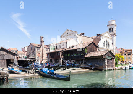 Squero San Trovaso, Rio di San Trovaso, Dorsoduro Venedig, Venetien, Italien, eine Werft Werkstatt für den Bau und die Reparatur von Gondeln. Männer arbeiten, Stockfoto