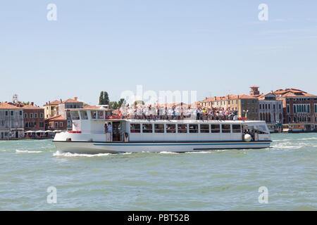 Großen Reisegruppe auf dem oberen Deck einer Tour boot Sightseeing auf dem Canale della Giudecca, Venedig, Venetien, Italien. Stockfoto