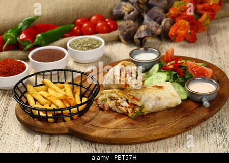 Gebratenes Huhn gefüllte Tortilla Wrap Sandwich mit Gemüse und Pommes Frites Stockfoto