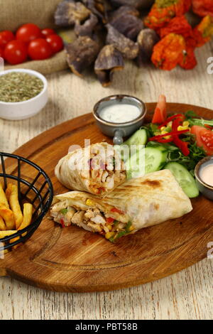 Gebratenes Huhn gefüllte Tortilla Wrap Sandwich mit Gemüse und Pommes Frites Stockfoto