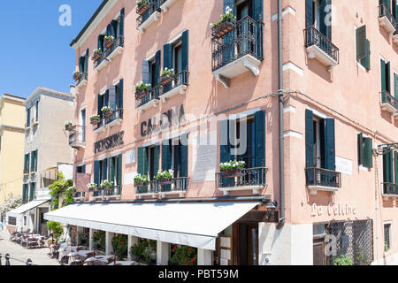 Gedenktafel John Ruskin auf Pensione Calcina, Dorsoduro Venedig, Venetien, Italien, die in diesem Haus im Jahre 1877 lebte, Außenansicht Restaurant ein Stockfoto