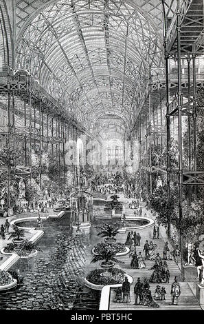 Diese Abbildung stammt aus dem Jahr 1870 und zeigt die Crystal Palace in Sydenham Hill, einem wohlhabenden Vorort in der Nähe von London. Es war eine enorme Glas und Eisen Struktur, die im Jahre 1851 für die Große Ausstellung gebaut wurde 1851 im Hyde Park in London statt. Die Ausstellung wurde Prince Albert die Idee der industriellen Errungenschaften von Großbritannien zu präsentieren. Anderen Ländern, darunter den Vereinigten Staaten, Russland und Ägypten sowie ausgestellt. Das Crystal Palace wurde von Sir Joseph Paxton konzipiert. Hier sehen Sie das Innere der, Barre-gewölbten Querschiff thatran in der Mitte des Gebäudes. Es wa Stockfoto