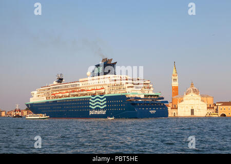 Pullmantur Horizont Kreuzfahrtschiff vorbei an San Giorgio Maggiore, Canale della Giudecca, St Marks Becken, unter Tow, Venedig, Venetien, Italien auf Abfahrt sunse Stockfoto