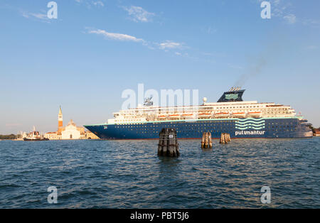 Pullmantur Horizont Kreuzfahrtschiff vorbei an San Giorgio Maggiore, Canale della Giudecca, St Marks Becken, unter Tow, Venedig, Venetien, Italien auf Abfahrt sunse Stockfoto