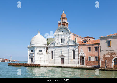 Renaissance-fassade von Chiesa di San Michele in Isola San Michele Island, Venedig, Venetien, Italien. Gebaut 1469. Friedhof Insel. Murano Leuchtturm behin Stockfoto