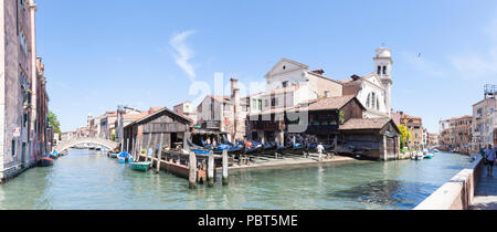 Panorama Squero San Trovaso, Rio di San Trovaso, Dorsoduro Venedig, Venetien, Italien, eine Werft Werkstatt für den Bau und die Reparatur von Gondeln. Männer Stockfoto