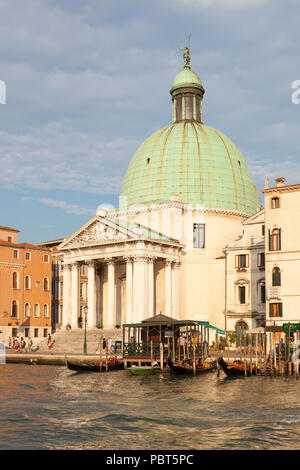 Die neoklassische Kirche San Simeon Piccolo, Grand Canal, Santa Croce, Venedig, Italien, errichtet in 1738 von Giovanni Antonio Scalfarotto bei Sonnenuntergang, bei Dämmerung, Stockfoto