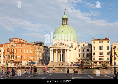 Die neoklassische Kirche San Simeon Piccolo, Grand Canal, Santa Croce, Venedig, Italien, errichtet in 1738 von Giovanni Antonio Scalfarotto bei Sonnenuntergang, bei Dämmerung, Stockfoto