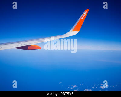 24. Juli 2018 den Flügel und Winglets eines europäischen Airbus A320-Flugzeuge mit dem Easyjet Logo auf einem Flug vom Flughafen Faro nach Belfast International Stockfoto