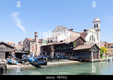 Squero San Trovaso, Rio di San Trovaso, Dorsoduro Venedig, Venetien, Italien, eine Werft Werkstatt für den Bau und die Reparatur von Gondeln. Männer arbeiten, Stockfoto