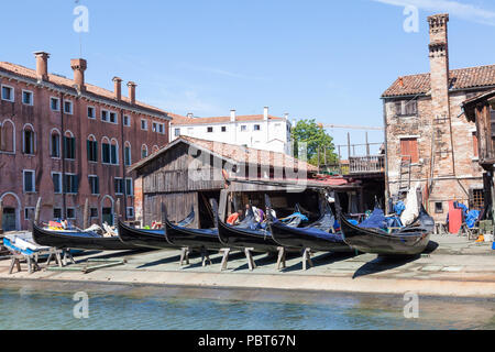 Squero San Trovaso, Rio di San Trovaso, Dorsoduro Venedig, Venetien, Italien, eine Werft Werkstatt für den Bau und die Reparatur von Gondeln. Männer arbeiten Stockfoto