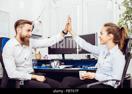 Happy kaukasischen Kollegen hohe fünf feiern Gute Teamarbeit Ergebnis oder Leistung im Büro, diverse motivierte Mitarbeiter weitergeben von Su Stockfoto