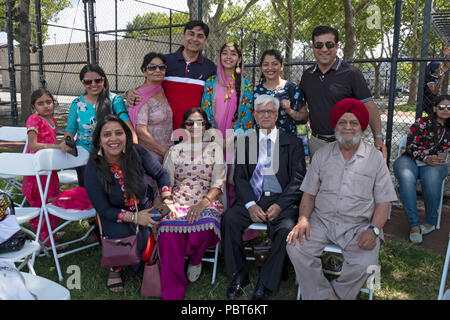 Eine gestellt Portrait einer Großfamilie an Sikh Gurmat Spiele an Smokey Park in Queens, New York. Das Mädchen in der hintersten Reihe gewann ein Fashion contest. Stockfoto