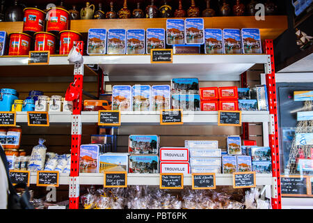 TROUVILLE, Frankreich - Jun 7, 2015: Alkoholische Getränke Shop in Troville, die Stadt im Département Frankreichs. Zu viel Alkohol ist schlecht für die er Stockfoto