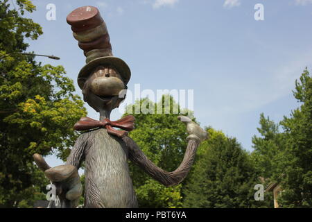 Lebensgroße Dr. Seuss Charakter, um das Auto in den Hut Statue im Chicagoer Vorort Naperville, Illinois. Stockfoto