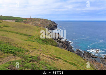 South West Coast Path Position um die Überreste von Arsen Kalzinatoren in der Levante Mine, Pendeen in der Nähe von St. Just, Weltkulturerbe der UNESCO, Cornwall, England. Stockfoto