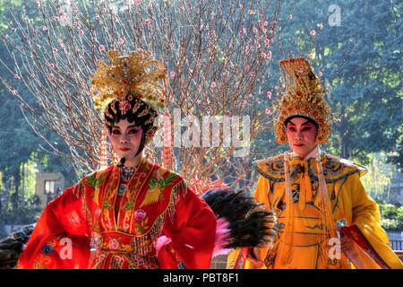 Kanton, China - ca. Januar 2017: Die beiden Sänger von kantonesischen Oper Schauspieler in Park. Stockfoto