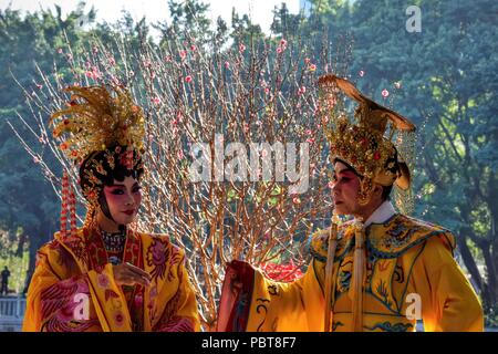 Kanton, China - ca. Januar 2017: Die beiden Sänger von kantonesischen Oper Schauspieler in Park. Stockfoto