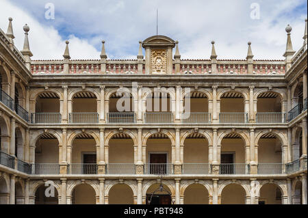 Spanien, Alcala de Henares - 28. August: Innenhof der Universität von Alcala auf August, 29, Alcala de Henares, Spanien. Die Universität ist bekannt Stockfoto