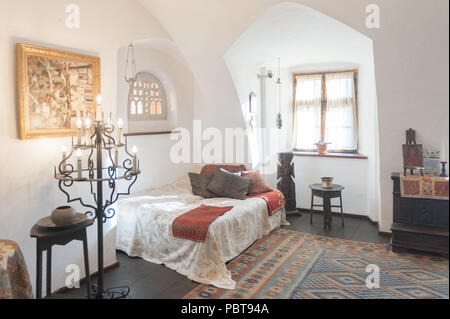 BRAN, Rumänien - Oktober 27, 2013: Eines der Schlafzimmer der Draculas Schloss in Bran, Rumänien, am 27. Oktober 2013. Es ist, als die Heimat der vermarktet Stockfoto