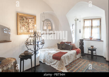 BRAN, Rumänien - Oktober 27, 2013: Eines der Schlafzimmer der Draculas Schloss in Bran, Rumänien, am 27. Oktober 2013. Es ist, als die Heimat der vermarktet Stockfoto
