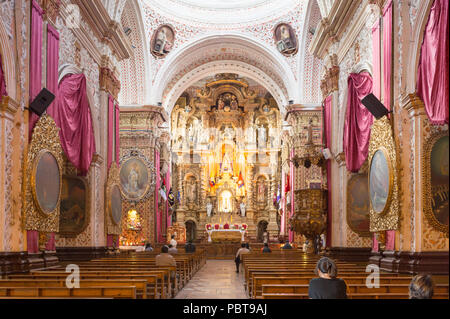 QUITO, ECUADOR - Jan 1, 2015: Innenraum der Kirche von Merced im historischen Zentrum von Quito. Das historische Zentrum von Quito ist das erste UNESCO-Heri Stockfoto