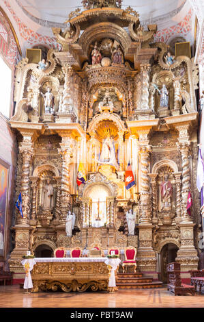 QUITO, ECUADOR - Jan 1, 2015: Innenraum der Kirche von Merced im historischen Zentrum von Quito. Das historische Zentrum von Quito ist das erste UNESCO-Heri Stockfoto